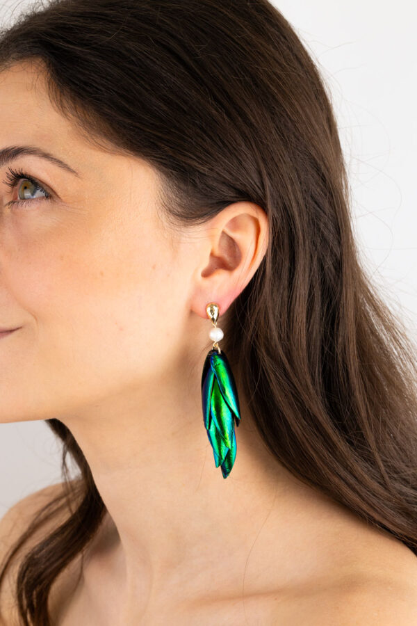 Elegant beetle wings earrings featuring smooth white pearls and intricate goldsmith work